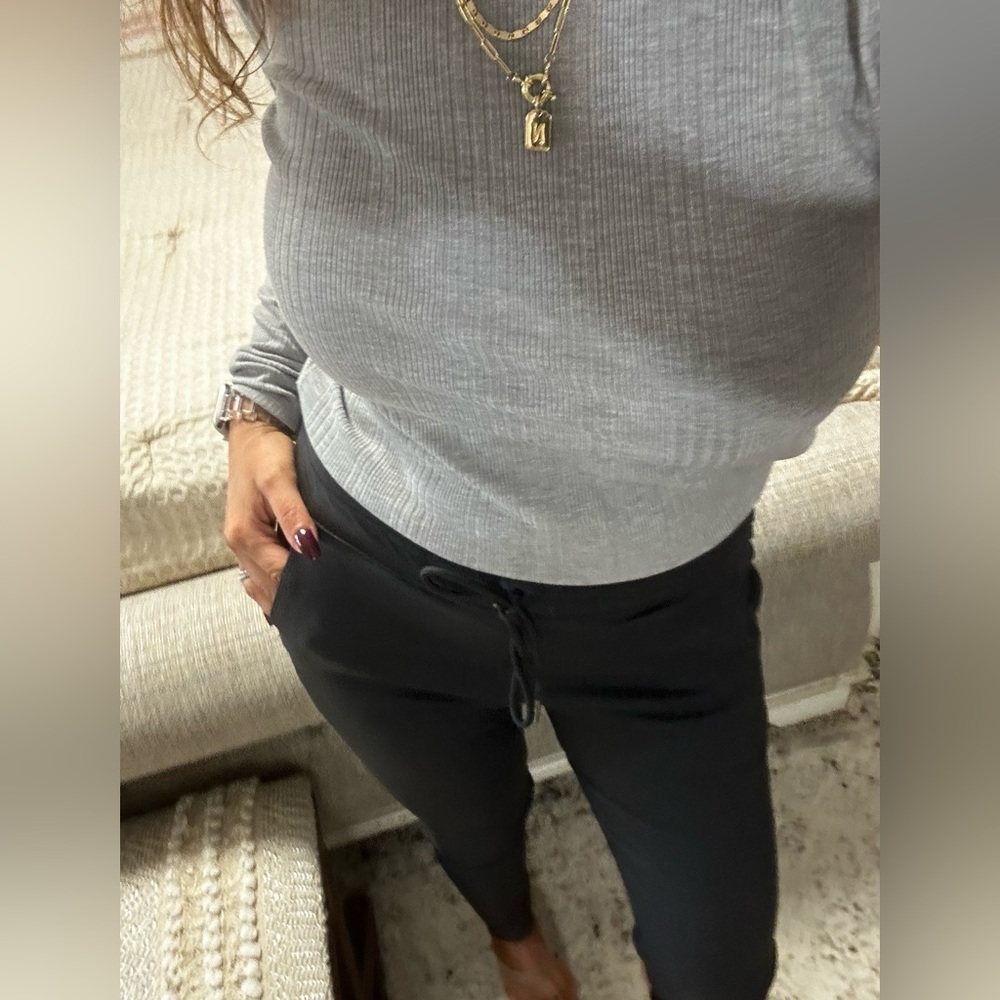 New๐ฉทThe PERFECT grey long sleeve - Picture 5 of 8